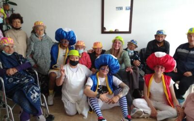 Celebración de Halloween con Abuelitos: Una Tarde Llena de Juegos, Risas y Movimiento